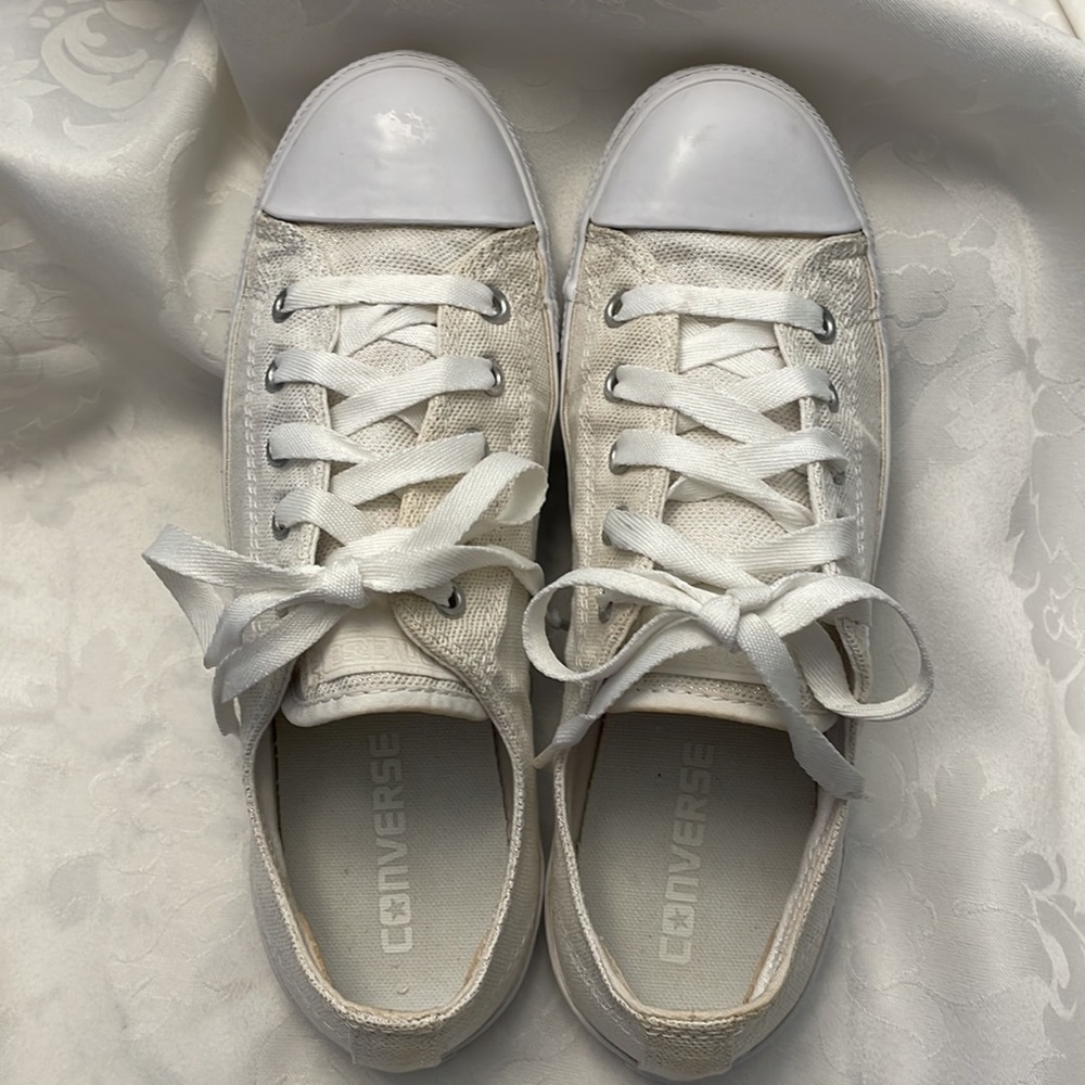 Converse low cut canvas sneakers white with discrete gold fleck like new Sz 7